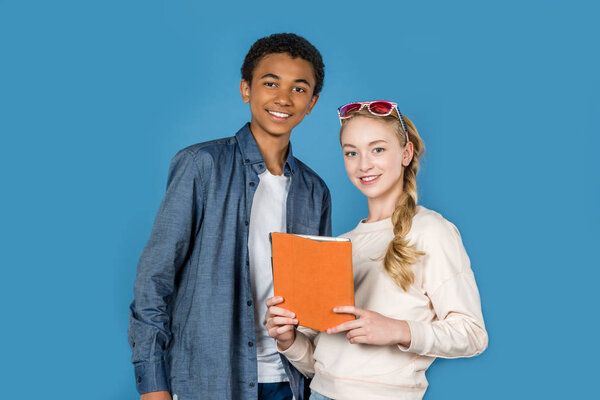 счастливые подростки с планшетом
