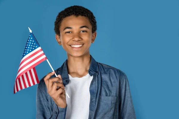 美国国旗的十几岁男孩 — 图库照片