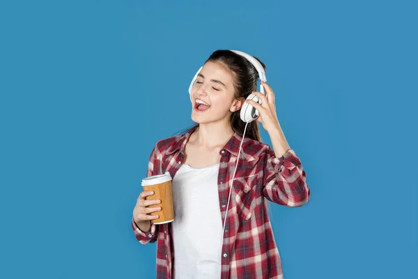 Chica escuchando música con café — Foto de Stock