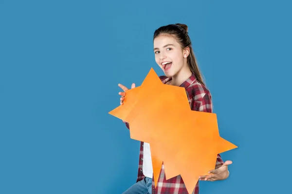 Дівчина-підліток тримає мовну бульбашку — стокове фото