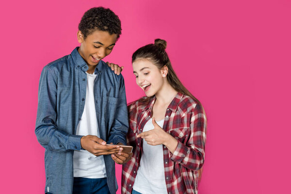 подростки смотрят на смартфон
