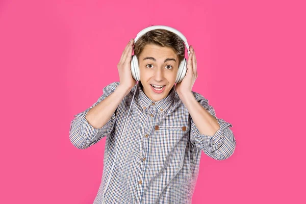 Niño escuchando música con auriculares —  Fotos de Stock