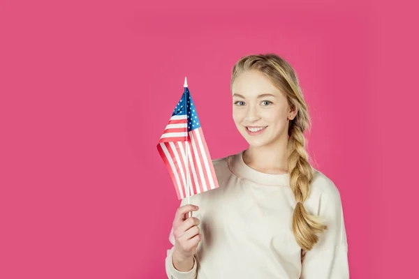 Adolescente chica holding usa bandera — Foto de stock gratuita