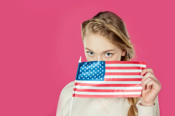 Mädchen verdeckt Gesicht mit US-Fahne Stockbild