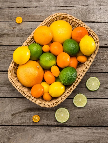 Citrus fruits in basket — Stock Photo