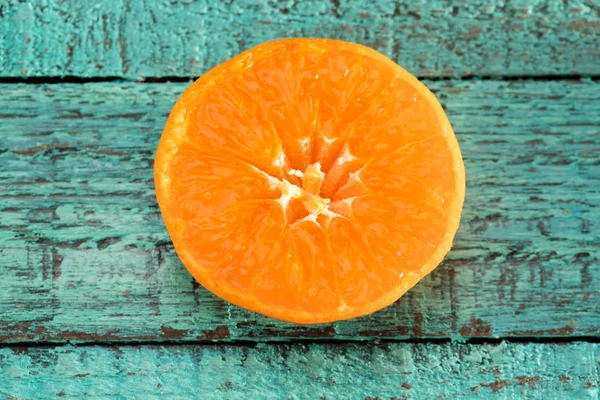 Rebanada de naranja en la mesa - foto de stock
