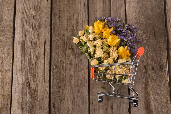 Flores en carrito de la compra - foto de stock