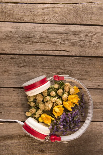 Headphones and flowers on table — Stock Photo