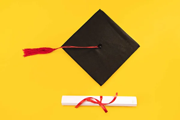 Mortero y diploma de graduación - foto de stock