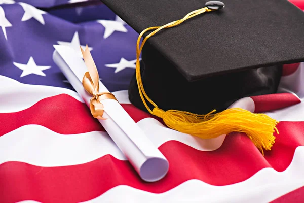 Mortero y diploma de graduación - foto de stock