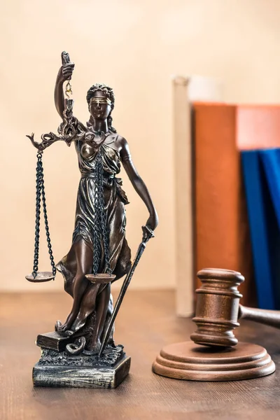 Статуя леди-правосудия и молотка — стоковое фото