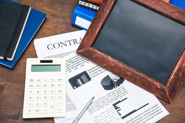 Vertrag und Taschenrechner am Arbeitsplatz — Stockfoto