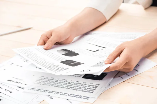 Empresária segurando documentos com gráficos — Fotografia de Stock