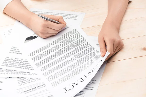 Businesswoman signing contract — Stock Photo