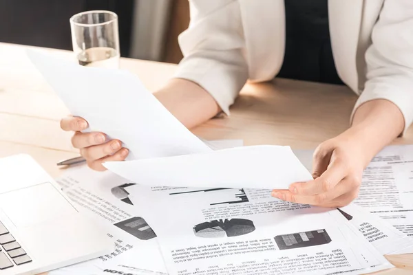 Femme d'affaires avec documents contractuels — Photo de stock