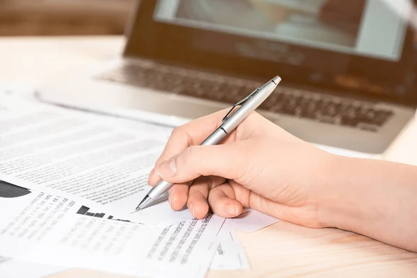 Geschäftsfrau unterschreibt Vertrag — Stockfoto