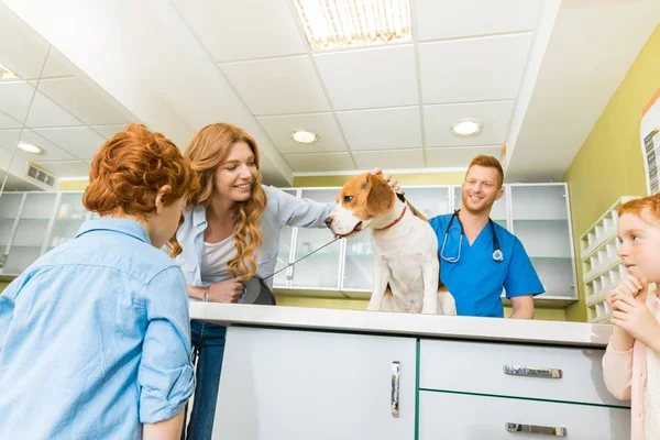 Mujer, niños con perro en el veterinario - foto de stock