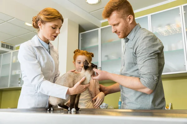 Man and his daughter at veterinary doctor — Stock Photo