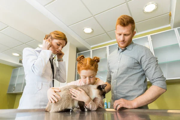 Man and his daughter at veterinary doctor — Stock Photo