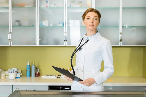 Female doctor at clinic — Stock Photo