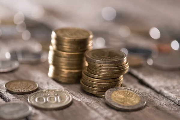 Montones de monedas en la mesa de madera - foto de stock