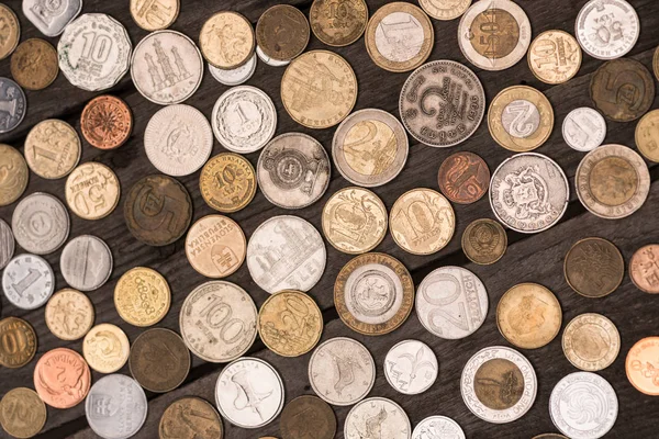 Colección de diferentes monedas - foto de stock
