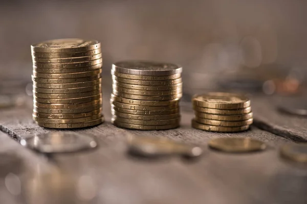 Montones de monedas en la mesa de madera - foto de stock