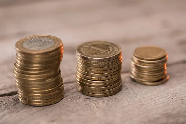 Montones de monedas en la mesa de madera - foto de stock