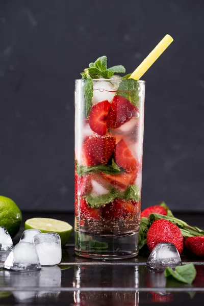 Erdbeerlimonade mit Eiswürfeln — Stockfoto