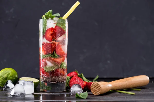 Strawberry lemonade with ice cubes — Stock Photo
