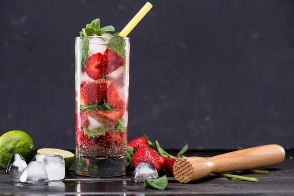 Erdbeerlimonade mit Eiswürfeln — Stockfoto