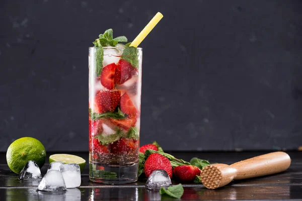 Limonada de fresa con cubitos de hielo - foto de stock