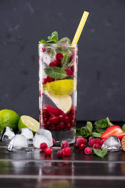 Limonada de arándanos con cubitos de hielo — Stock Photo