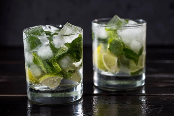 Mojito cocktail dans des verres — Stock Photo