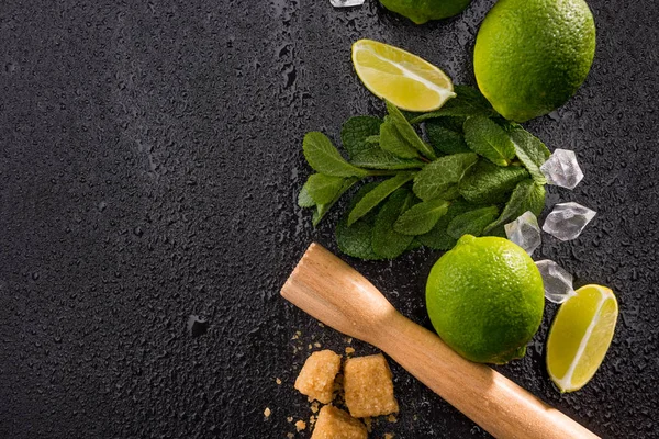 Limettenscheiben mit Zucker und Holzpresse — Stockfoto