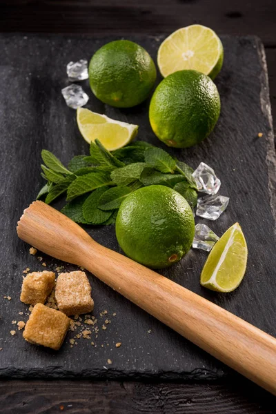 Limettenscheiben mit Zucker und Holzpresse — Stockfoto