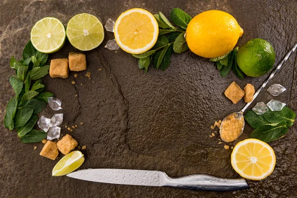 Tranches de citron vert avec feuilles de menthe et couteau — Photo de stock