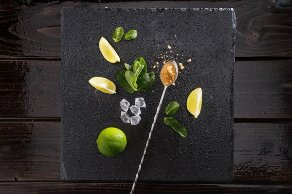 Rodajas de lima con menta y mezclar cuchara - foto de stock