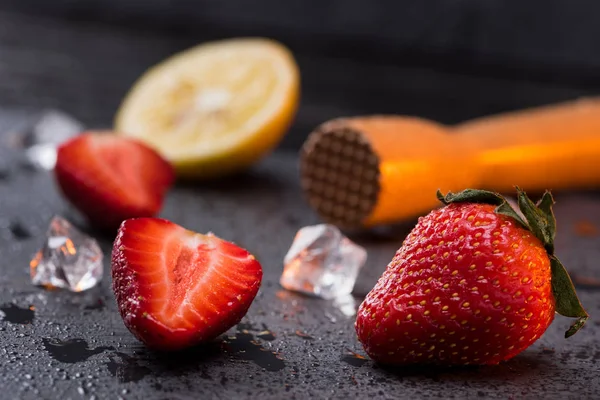 Holzpresse mit Zitrone und Erdbeeren — Stockfoto