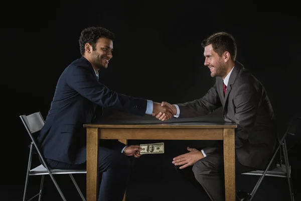 Empresários apertando as mãos — Fotografia de Stock