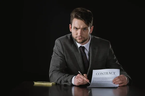 Empresário de terno com contrato — Fotografia de Stock