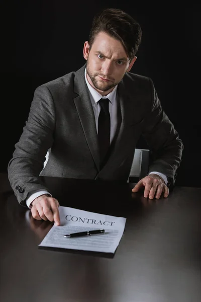 Бізнесмен у костюмі з контрактом — стокове фото