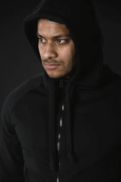 Joven afroamericano hombre en zoodie - foto de stock