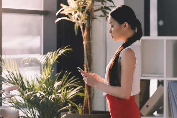 Geschäftsfrau arbeitet mit Smartphone — Stockfoto