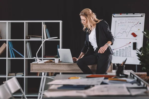 Femme d'affaires travaillant dans le bureau — Photo de stock