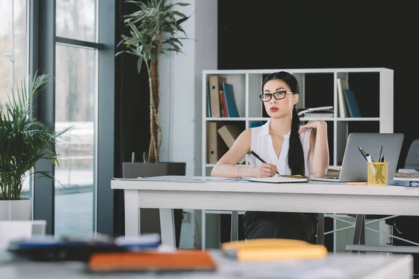 Mujer de negocios trabajando con el ordenador portátil - foto de stock