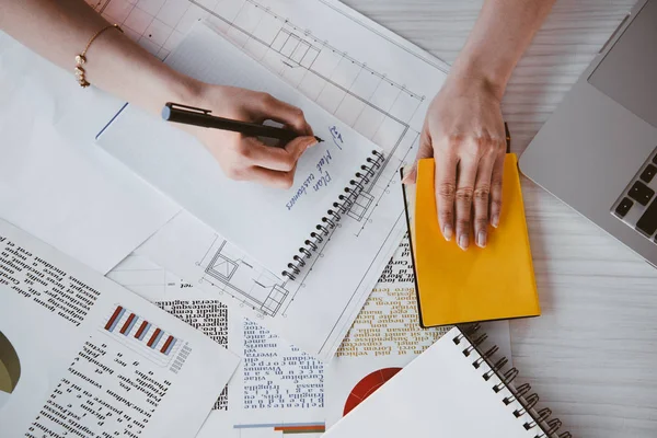 Geschäftsfrau arbeitet mit Dokumenten — Stockfoto