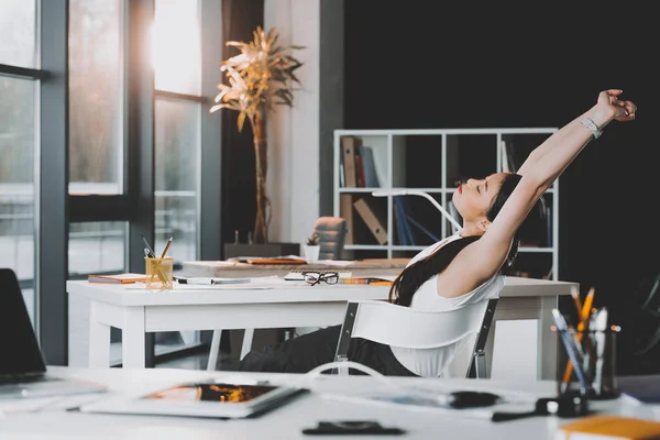 Fatigué asiatique femme d'affaires — Photo de stock