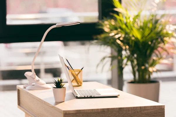 Espacio de trabajo vacío con portátil - foto de stock