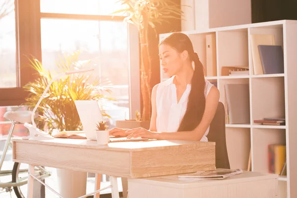 Mujer de negocios trabajando con el ordenador portátil - foto de stock